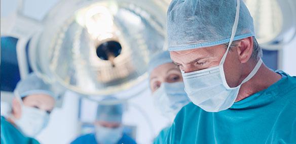 Surgeons per为ming operation in operating room